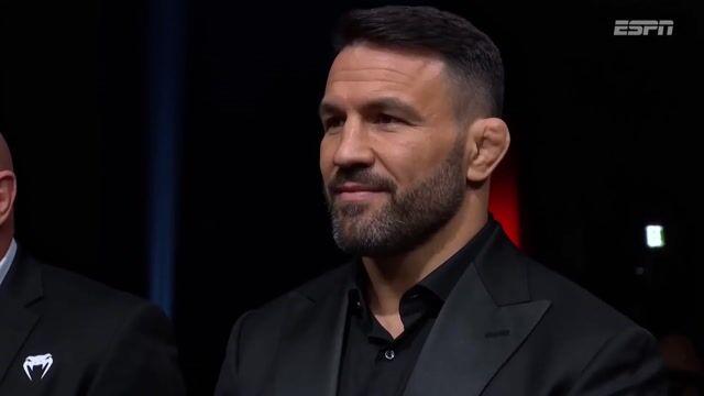 プロンプトのプレビュー: UFC 試合前クラウドカム
