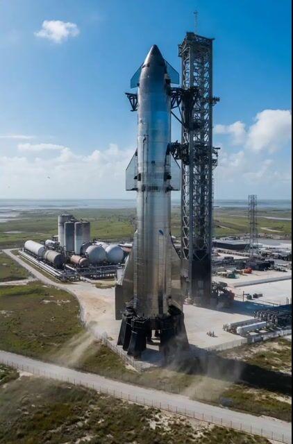 プロンプトのプレビュー: Starship ロケットの垂直上昇を捉えたドローン映像