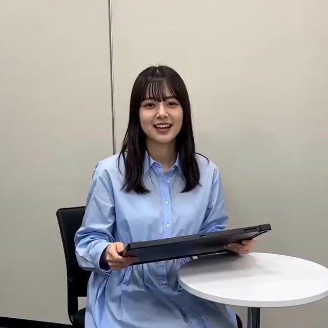 プロンプトのプレビュー: 日本人女性によるフリップボードを使った言葉遊びのプレゼンテーション
