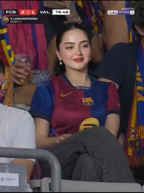 提示词预览: FC Barcelona 体育场球迷转播画面