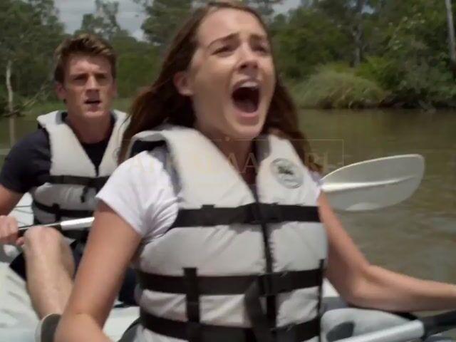 プロンプトのプレビュー: 巨大ワニによるカヤック襲撃
