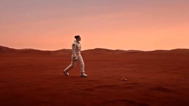 プロンプトのプレビュー: 宇宙飛行士と火星のハイヒール広告