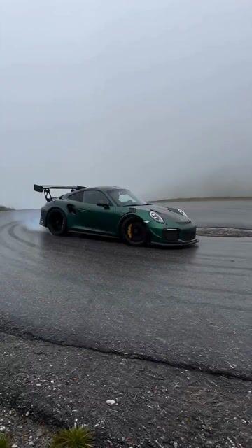 プロンプトのプレビュー: Porsche 911 アルパインドリフト