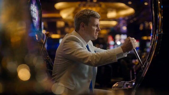 プロンプトのプレビュー: 映画のようなカジノのサスペンスシークエンス
