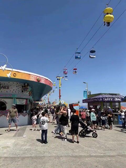 İstem önizlemesi: Dev çizgi film kızının eğlence parkı vlog'u
