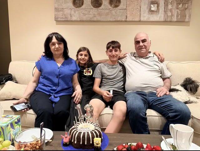 Pré-visualização do prompt: Prompt de vídeo para uma cena de aniversário com avós e efeito de zoom