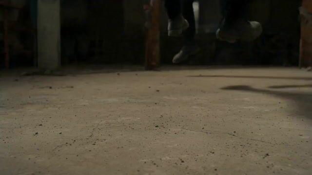 プロンプトのプレビュー: 格闘シーンのプロンプト:衝撃とリカバリー