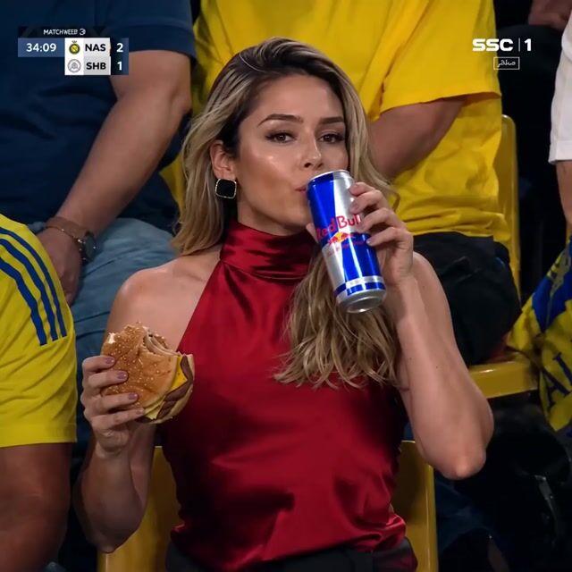 Promptforhåndsvisning: Glamorous Woman at Soccer Match