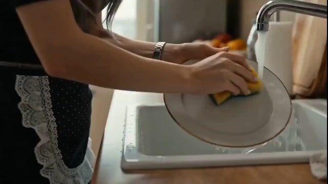 Vista previa del prompt: Cortometraje cinematográfico: Las tareas diarias de una ama de casa con carga emocional