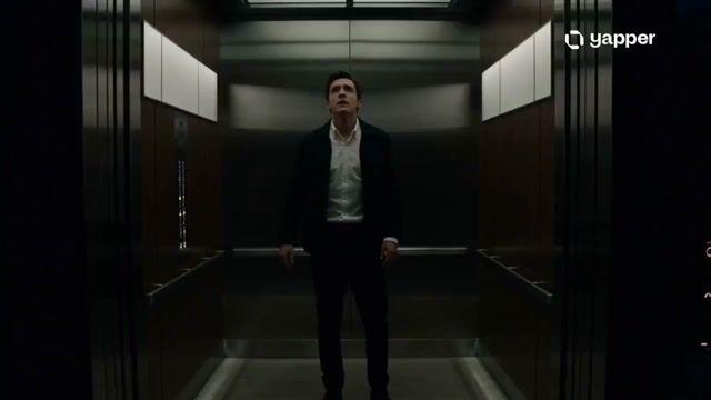 Promptforhåndsvisning: Cinematic Multiverse Elevator Journey