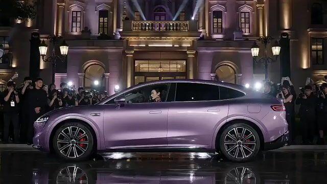 プロンプトのプレビュー: 高級車ブランドのティーザー動画用プロンプト