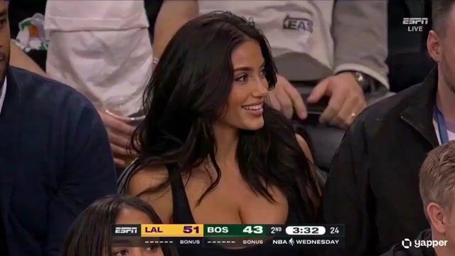 プロンプトのプレビュー: NBA コートサイド放送の瞬間