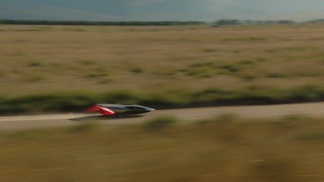 İstem önizlemesi: Savana Sert Zemininde Fütüristik Hovercraft