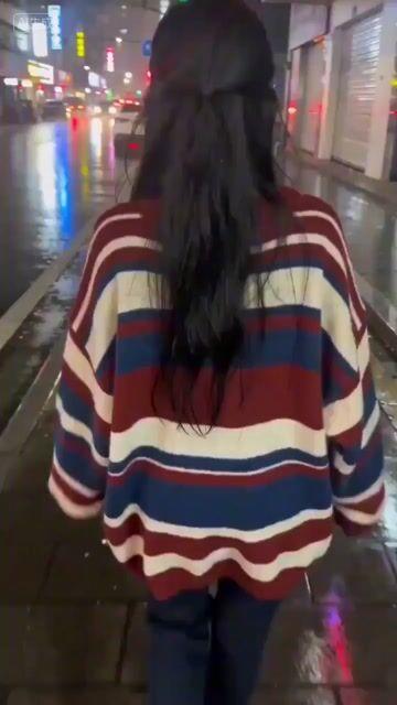 プロンプトのプレビュー: 揺れる POV Vlog プロンプト:濡れた通りに立つ無邪気で魅力的な少女