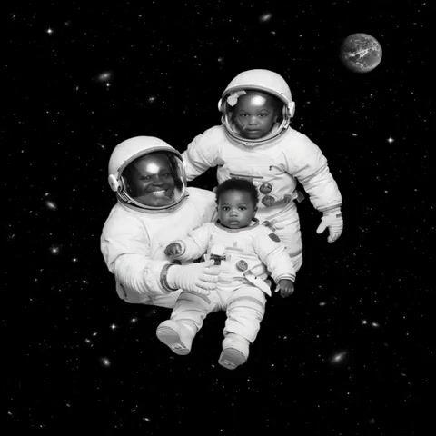 Anteprima del prompt: Fluttuando nel volo spaziale
