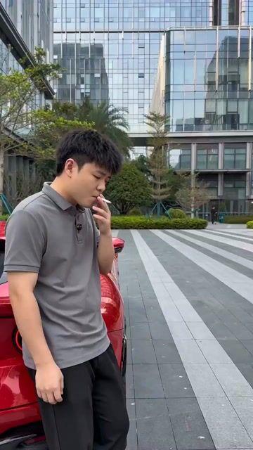 プロンプトのプレビュー: バイラルスケッチコメディ動画のプロンプト:洗車場のどんでん返し