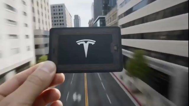 提示詞預覽: 電影級 CG 廣告 POV 影片提示詞