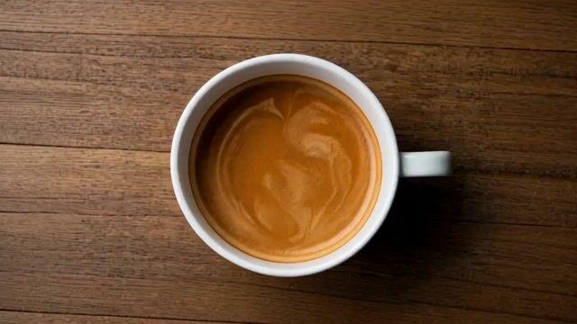 ตัวอย่างพรีวิวพรอมต์: การสร้างสรรค์ศิลปะบนฟองนม (Latte Art) แบบมาโครในสไตล์ภาพยนตร์