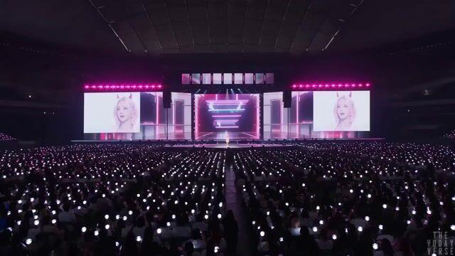 プロンプトのプレビュー: 近未来的な K-pop コンサートのスペクタクル