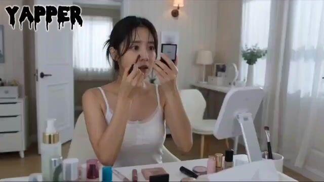 提示词预览: 正在化妆的女子被泥浆状液体侵袭