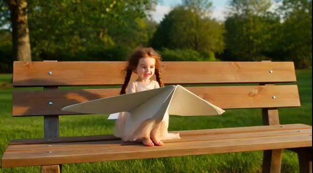 Aperçu du prompt: Vidéo d'une fille miniature hyperréaliste sur un avion en papier - Prompt