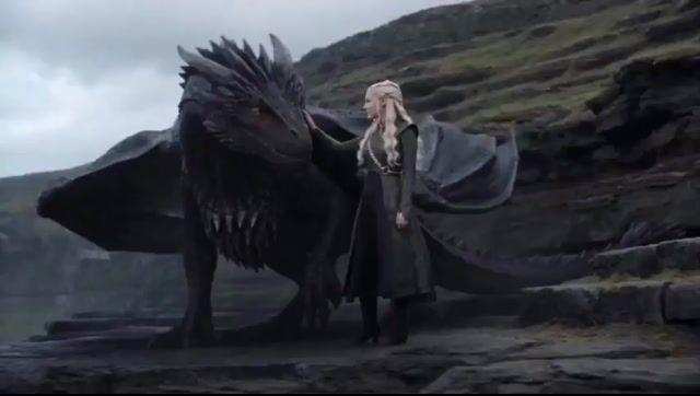 Promptforhåndsvisning: Girl Transforming into Dragon Queen