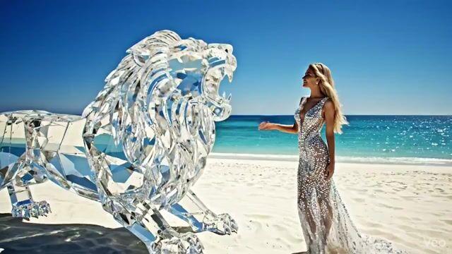 Promptvoorbeeld: Huge diamond-like lion roaring on a white beach with an elegant woman