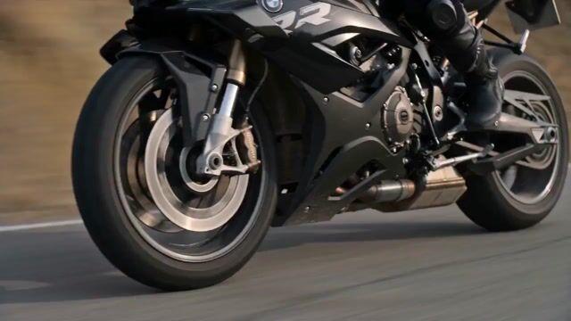 プロンプトのプレビュー: BMW バイクに乗る金髪のライダー