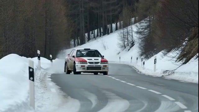 プロンプトのプレビュー: シネマティックなラリーカーのシーン