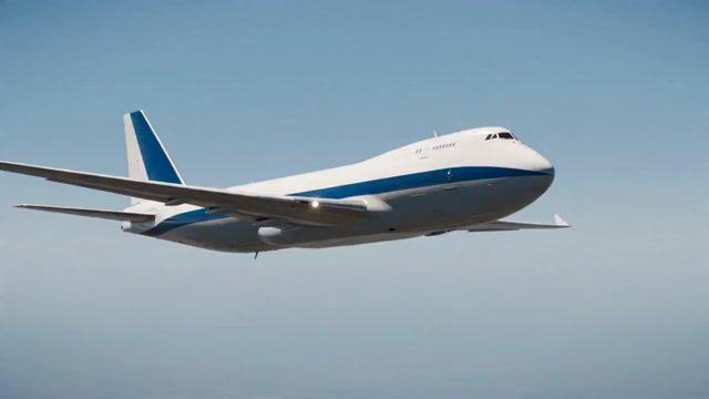 プロンプトのプレビュー: 飛行機からロケットへのメカニカルな変形