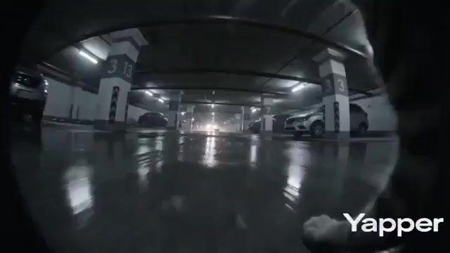 プロンプトのプレビュー: 超広角マクロ FPV 猫追跡シーケンス