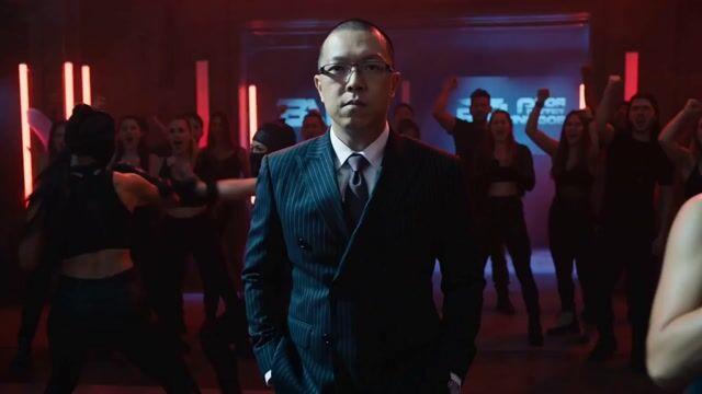 プロンプトのプレビュー: 「時を止める」シネマティック・アクション動画プロンプト