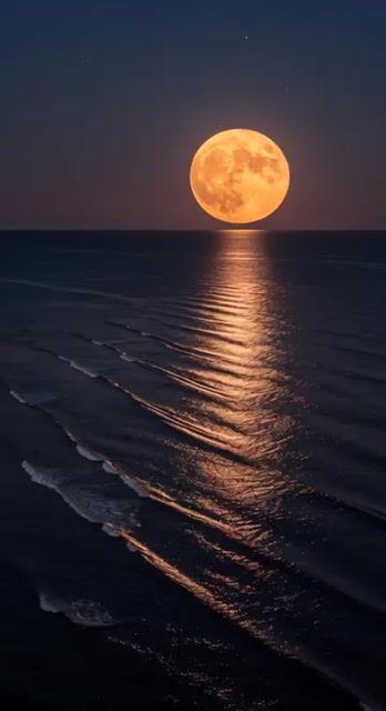 Anteprima del prompt: Increspature dell'oceano sotto la superluna