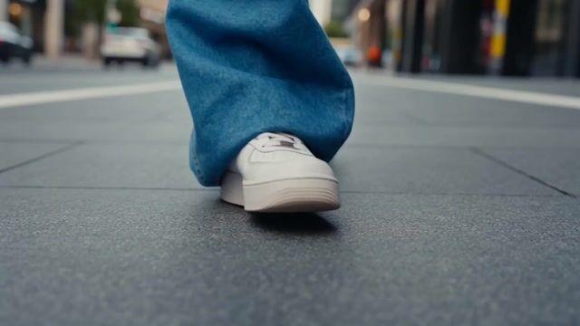 プロンプトのプレビュー: ビートに合わせたストリートウェア動画
