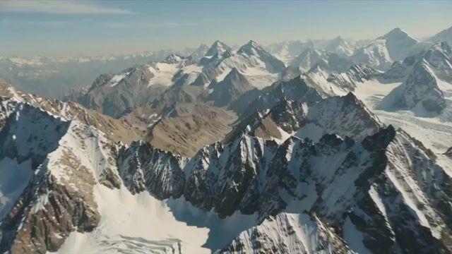 プロンプトのプレビュー: 1975 年、ラダックの険しい山奥で、インド人エンジニアたちは、新たに発見された「シャクティ・ストーン」と名付けられた反重力鉱物を活用していました。