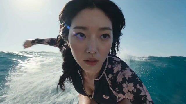 プロンプトのプレビュー: シネマティックなプロサーフィン・アクション