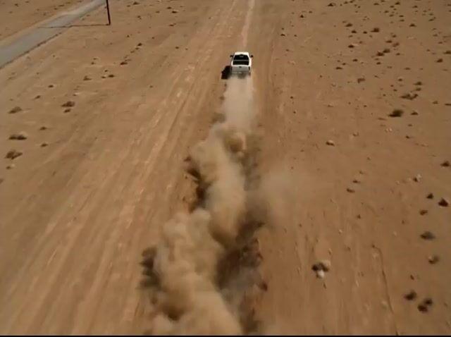 提示詞預覽: 卡車對決沙漠地底巨獸