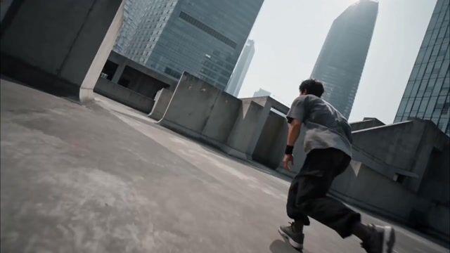 プロンプトのプレビュー: シネマティックなパルクールアクションシーン