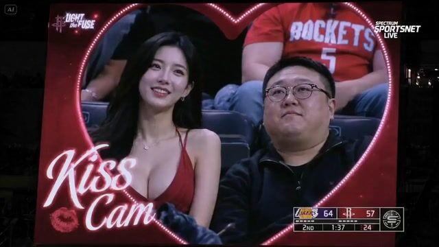 提示詞預覽: 逼真的 NBA Kiss Cam 現場時刻
