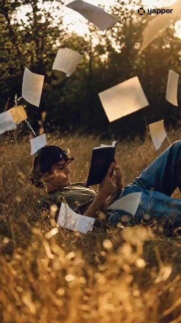 プロンプトのプレビュー: 映画のようなスロー・オービット:読書をする男性のプロンプト