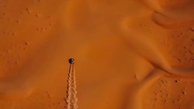 プロンプトのプレビュー: モロッコ砂漠ラリーレース