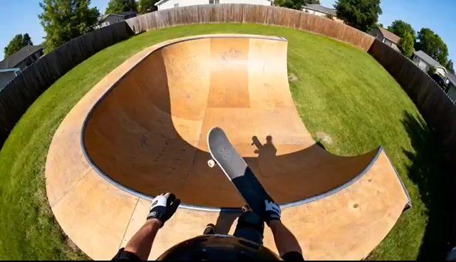 Prévia do prompt: POV de Ação em Half-Pipe de Skate