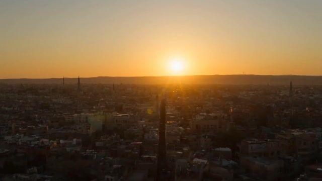 プロンプトのプレビュー: 1960 年代のハーン・ハリーリ市場を捉えたウィップパン映像