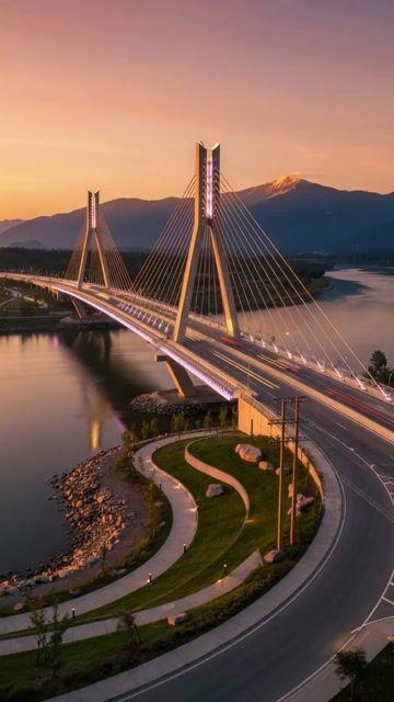 ตัวอย่างพรีวิวพรอมต์: วิดีโอซูมการก่อสร้างสะพานแบบภาพยนตร์