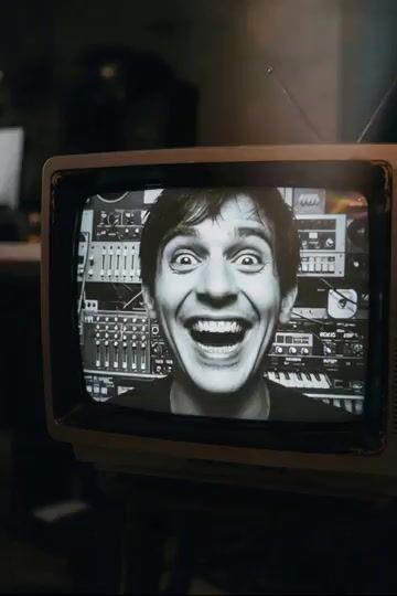 Anteprima del prompt: Uomo che ride dentro una TV vintage