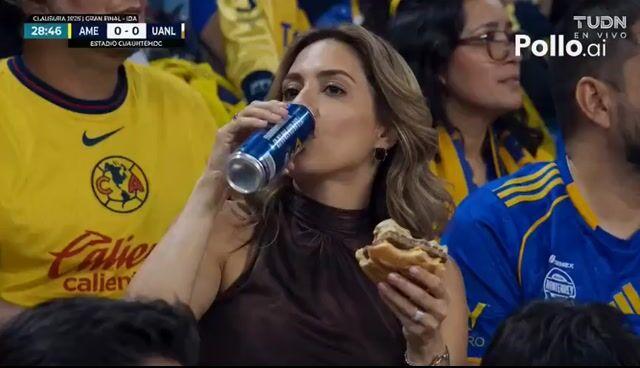 プロンプトのプレビュー: サッカー スタジアムでチーズバーガーを食べる女性
