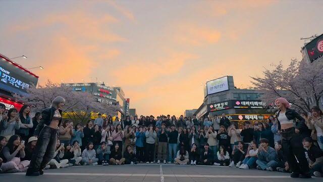 プロンプトのプレビュー: K-Pop プラザ・ダンスバトル