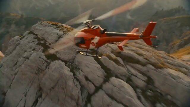 プロンプトのプレビュー: EC135 ヘリコプター 山岳救助飛行