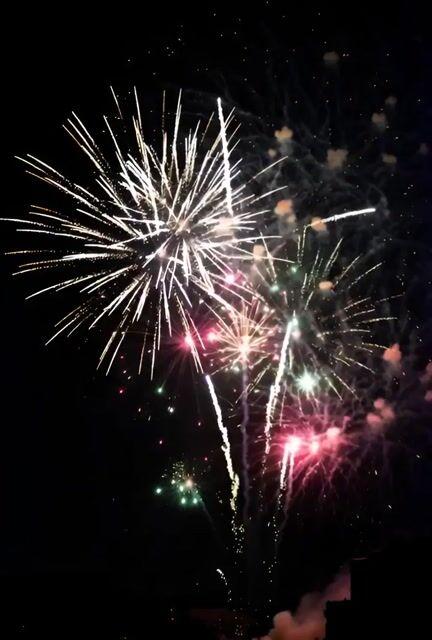 Prompt-Vorschau: Videoprompt für Feuerwerk, das das Wort „GROK“ enthüllt