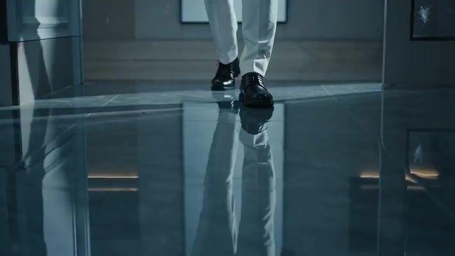 プロンプトのプレビュー: ボスキャラクターの映画のような登場シーンのプロンプト